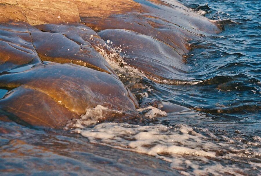 Вода камень точит. Камень обточенный водой. Море точит камни. Вода камень точит фото. Почему вода камень точит