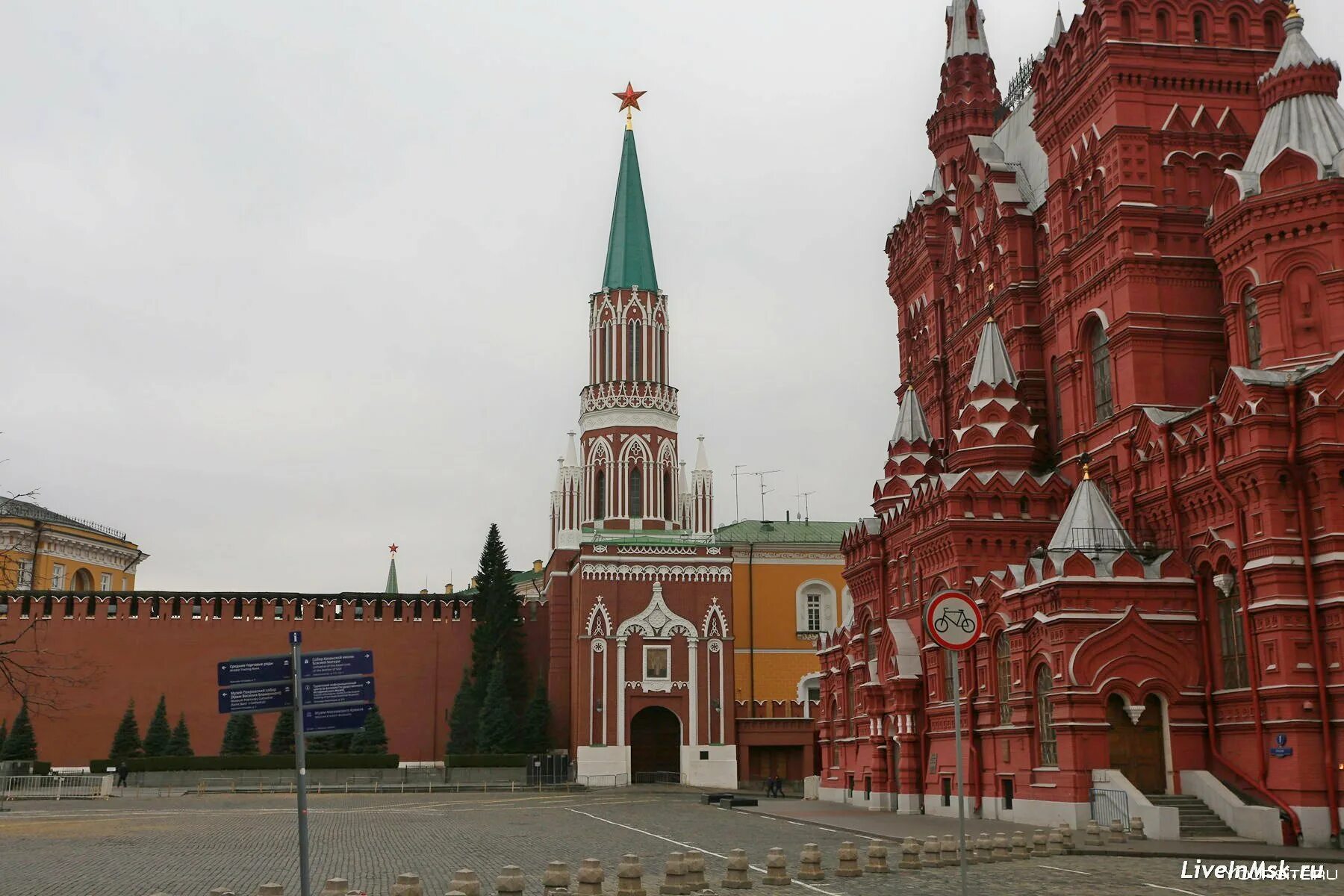 Никольская башня Кремля Москва. Никольская башня башни Московского Кремля. Никольские ворота Кремля Москва. Ворота Никольской башни Кремля. Какая из башен кремля самая большая