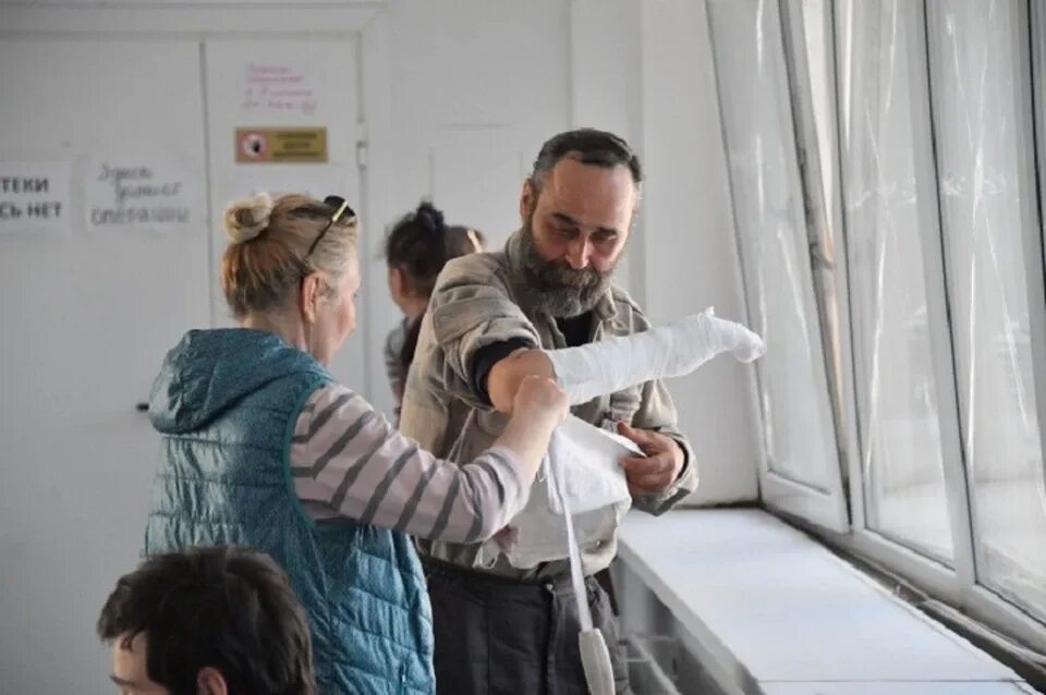 Телефоны луганских госпиталей. Волонтеры помогают в больнице. Волонтером в госпиталь в Луганск. Госпиталь в Луганске военный.