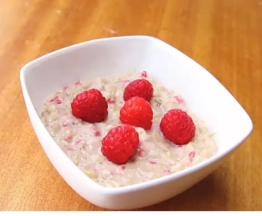 Каша с малиной. Подушечки малина каша. Каша с малиной. Каша с ягодами. Овсяная каша с малиной.