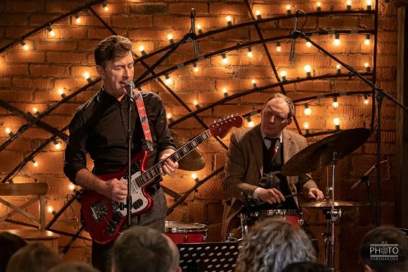 новогодний квартирник у маргулиса 2024 ведущие. новогодний выпуск. квартирник новый год на пол. новогодний квартирник фон. новогодний квартирник у маргулиса 2023.