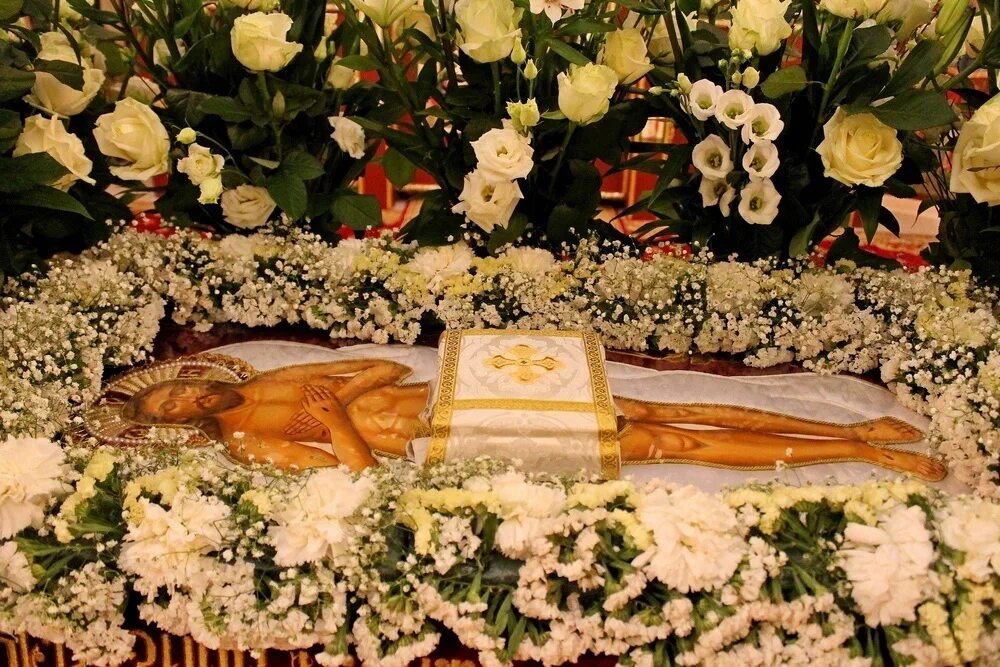 Вынос плащаницы. Великая пятница чин погребения. Великая пятница вынос плащаницы страстной седмицы иконы. Плащаница выносят. Плащаница иисуса христа в храме на пасху.