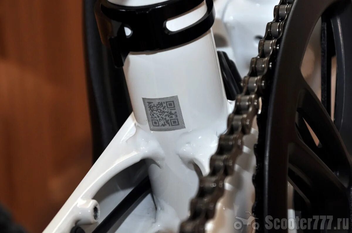 Как снять ограничение скорости на электровелосипеде. Номер рамы велосипеда. QR код на раме велосипеда. Велик Kimino белый 2 дырки на раме. Где находится номер велосипеда на раме.