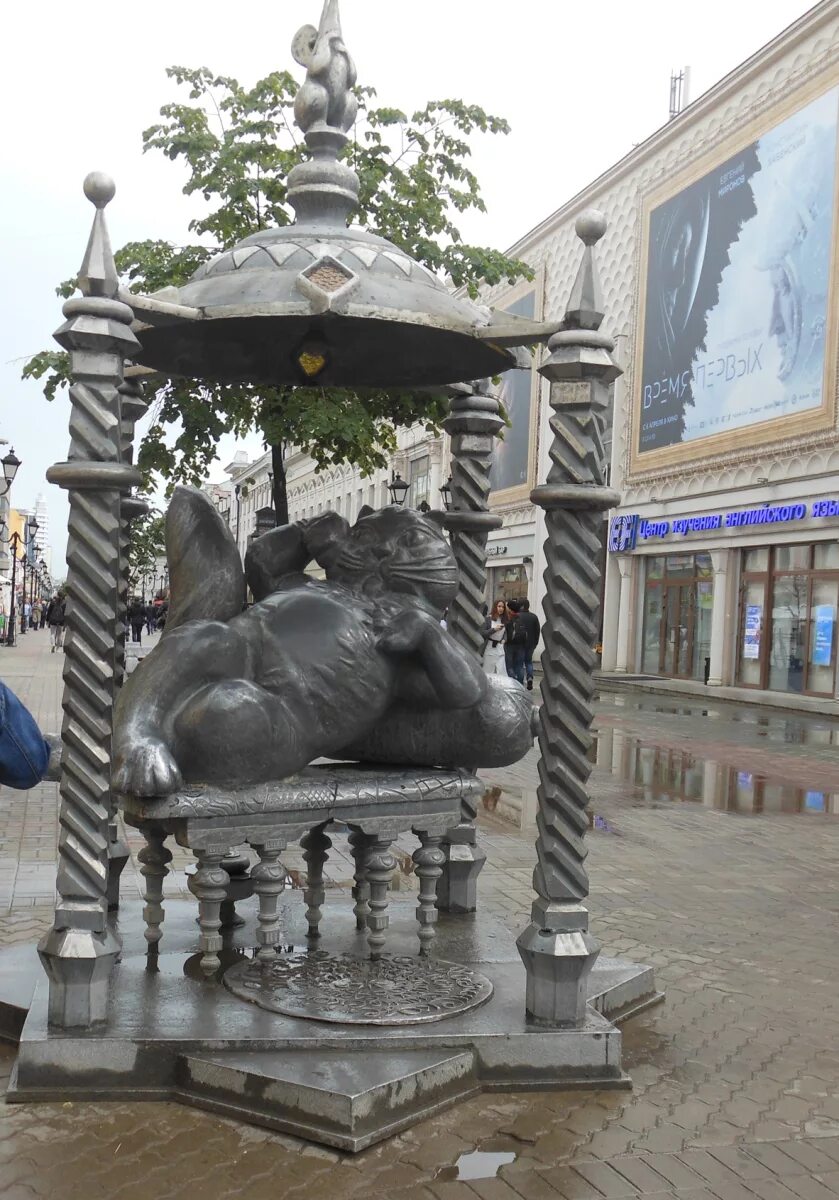 Памятник коту в казани на баумана. Памятник коту Тула Пушкина. Памятник коту Ваське Челябинск. Памятник коту мышелову Казань. Казанский кот на Баумана в Казани.