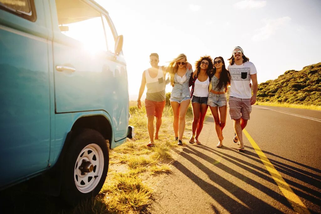 Road trip мод. Молодежь путешествия. Подростки путешествуют. Путешествие с друзьями на машине. Молодежный туризм.
