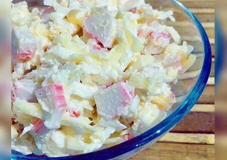 Простой салат с крабовыми палочками и яйцами
