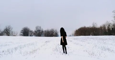 Девушка зимой со спины брюнетка без лица