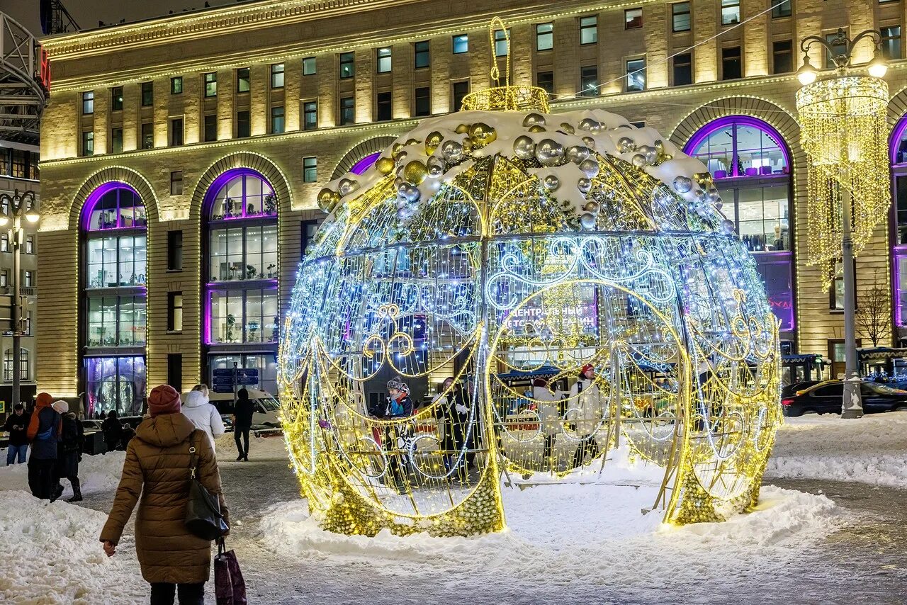 Москва где украсили. Украшение Москвы к новому году. Новогоднее украшение Москвы. Москва украшена к Рождеству. Как украсили Москву.