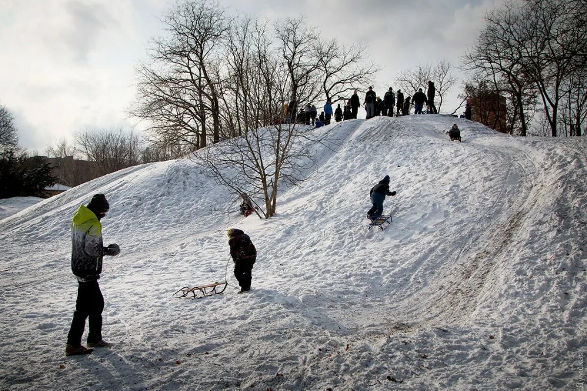 тобогган катаются с горки. к чему снится горка зимой. загородный клуб волков катание с горки. скатывается с горки во сне. санки для сна.