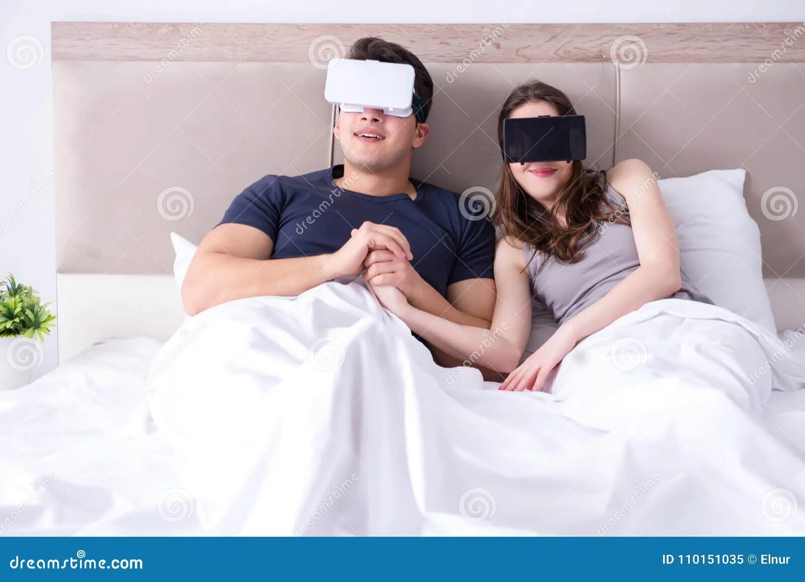 О подчинении женщины. Завязанные глаза сюрприз друзья. Женщина с замазанными глазами. Мужик с повязкой на глазу. Втроем одну с повязкой на глазах.