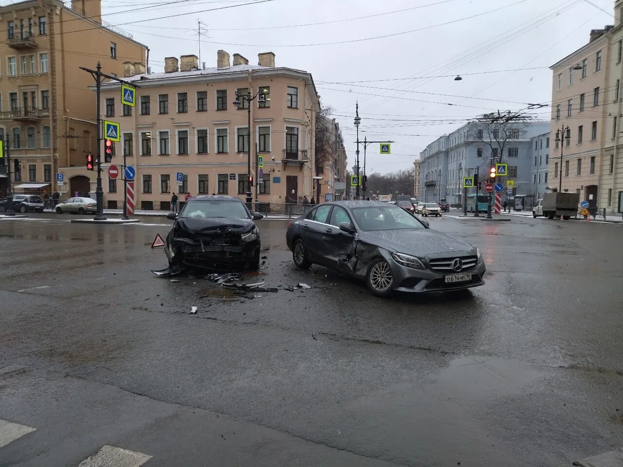 Пожар на кирочной. Авария на Суворовском проспекте 18 05 2020. Суворовский перекресток. Авария на Суворовском проспекте сегодня в СПБ. ДТП 18 мая 2020 Суворовский проспект.