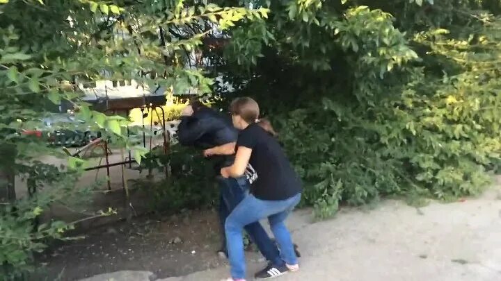Парень наказывает свою девушку за измену