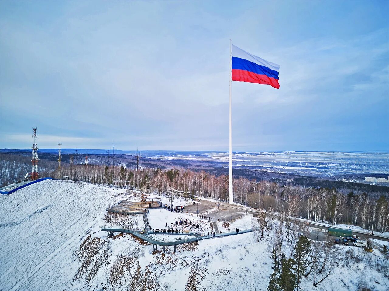 Флаг на николаевской сопке красноярск. Флаг на николаевской сопке красноярск. Флагшток в красноярске на николаевской сопке. Флаг на николаевской сопке красноярск. Размер флага в красноярске.