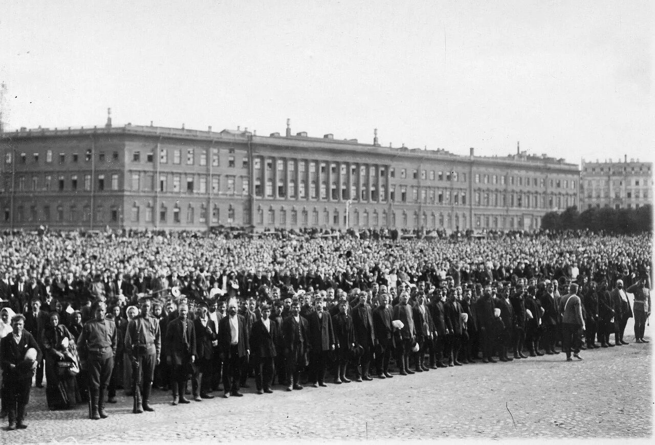 Дворцовая площадь объявление войны 1914. Манифестация на Дворцовой площади 1914.