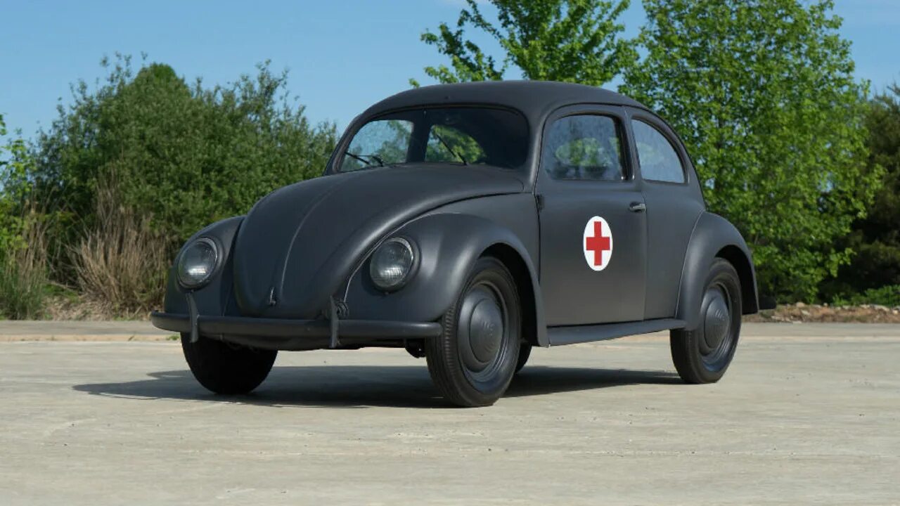 Первые автомобили volkswagen. Volkswagen Käfer 1938 вермахта. Volkswagen Käfer Жук Beetle. Volkswagen Beetle Жук 1938. Volkswagen Käfer – «Жук». 1946.