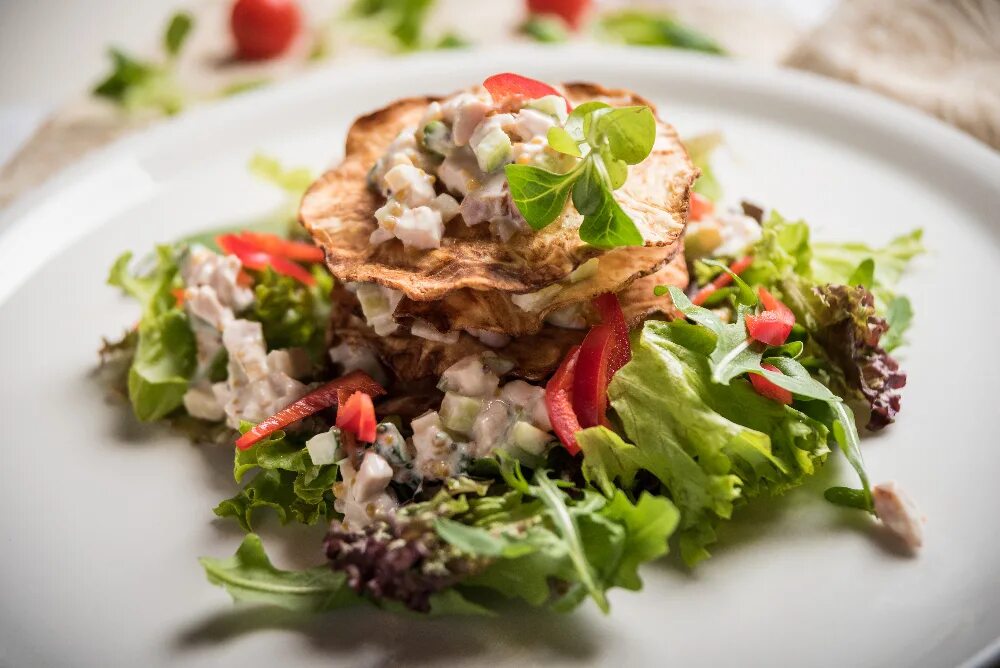 Салат с копчеными овощами. Салат с копчёной курицей. Салат с копченой курочкой. Салат мясной с курицей. Салат исткопченой курицей.