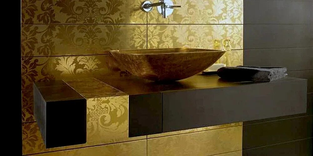Золотая плитка. Золотая плитка для ванной. Плитка с золотом ванная комната. Плитка с золотым декором.