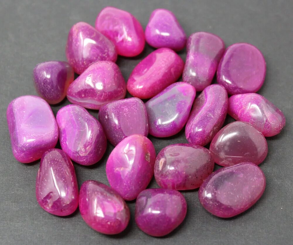 Pink stones. Самоцветы камни розовый агат. Самоцветы камни розовый агат нефрит. Розовый агат минерал. Малиновый агат камень.