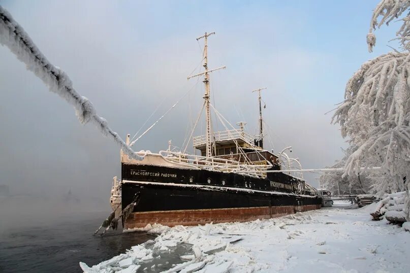 Закрыть пароход. Корабль Красноярский рабочий в Красноярске. Судно буксир Красноярский рабочий. Теплоход Красноярский рабочий. Пароход Красноярский рабочий.