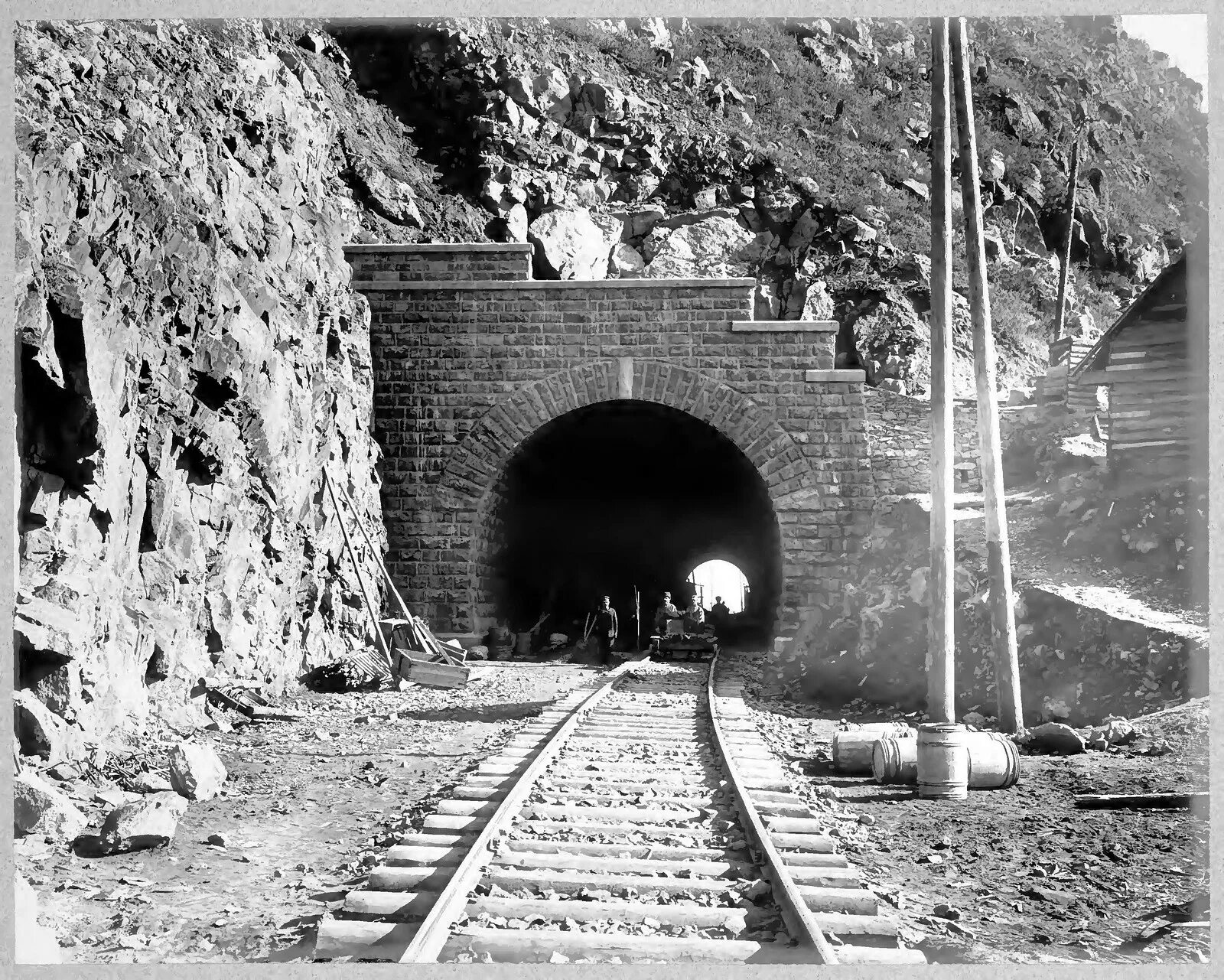 Кругобайкальская железная дорога тоннели. Кругобайкальская железная дорога 1900. Тоннели Кругобайкальской железной дороги. КБЖД тоннель Березовский.