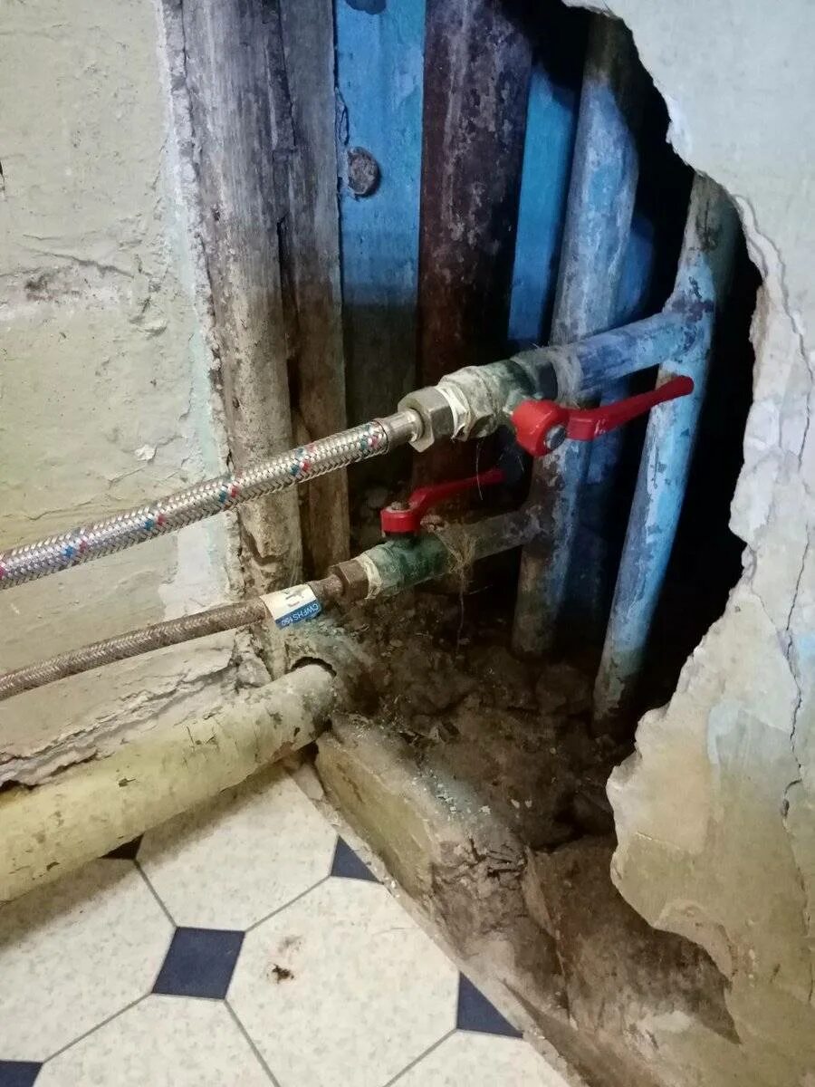 Трубы для водоснабжения. Водопровод в квартире. Лопнула труба водопровода в квартире. Прорвало водопровод в квартире.