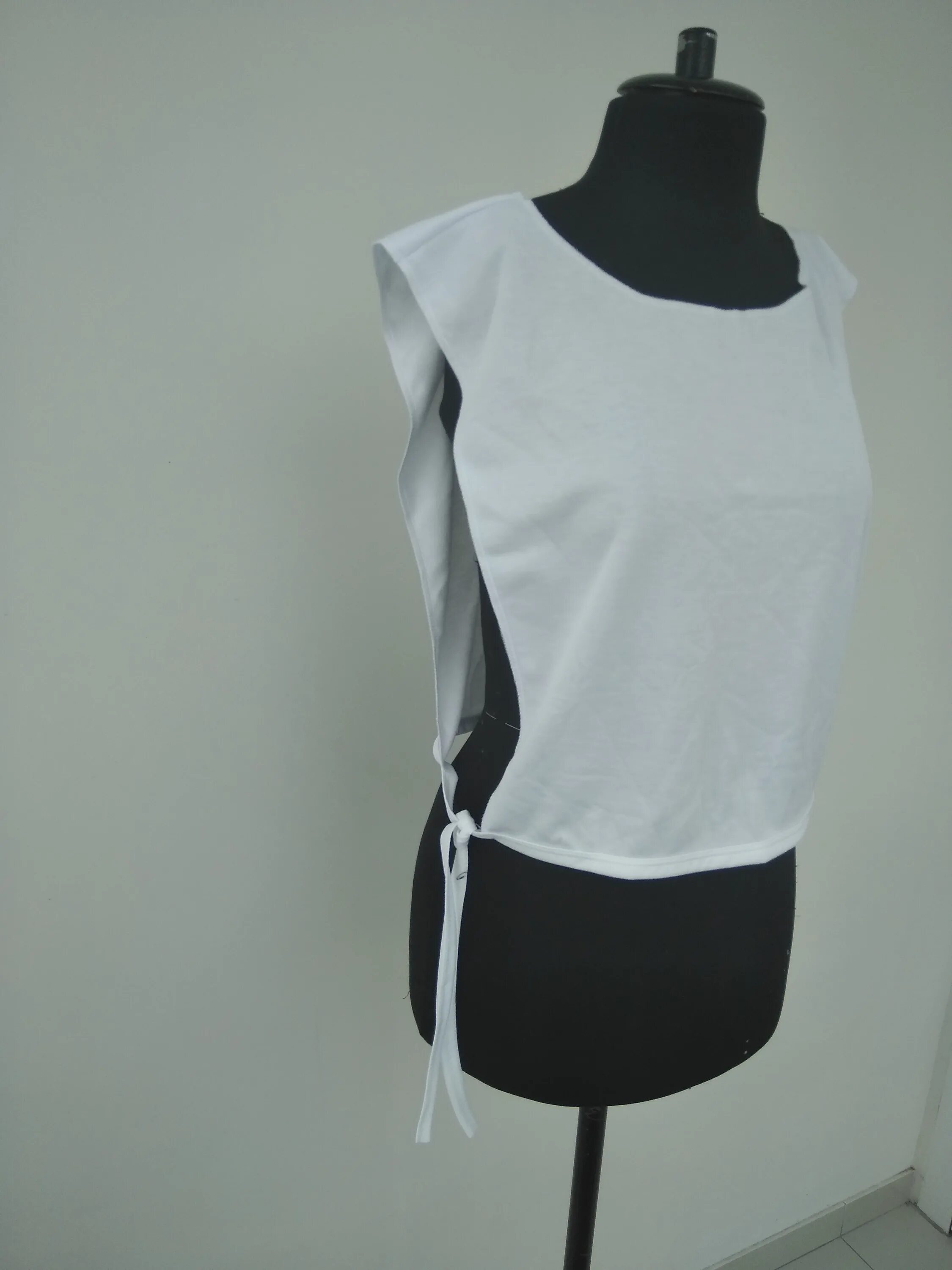 Жилет женский вязаный на завязках. Манишка жилетка. Манишка-жилетка женская. Валяная манишка. Vassa co жилет-манишка.