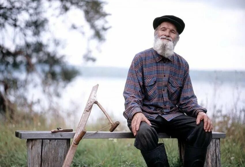 Задумал да старый дед. Дед мирон. дед на завалинке. дед на завалинке с самокруткой. дед на лавке из дерева.