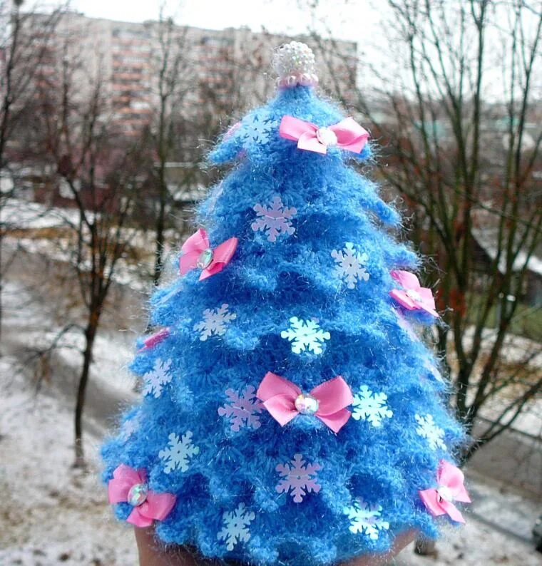 Поделки на центральную елку. Новогодняя елочка крючком. поделка на новый год на елку на улицу. елка из ниток для вязания. искрящаяся новогодняя ёлочка крючком.