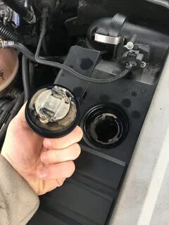Бензин в двигателе причина