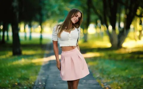 В мини юбке в поле