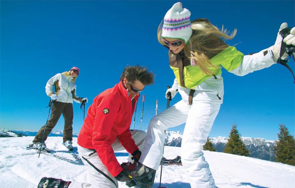 туристы в горах. путешествие в горы. надел горный. шерп проводник на эверест. ботинки для лыжного костюма.