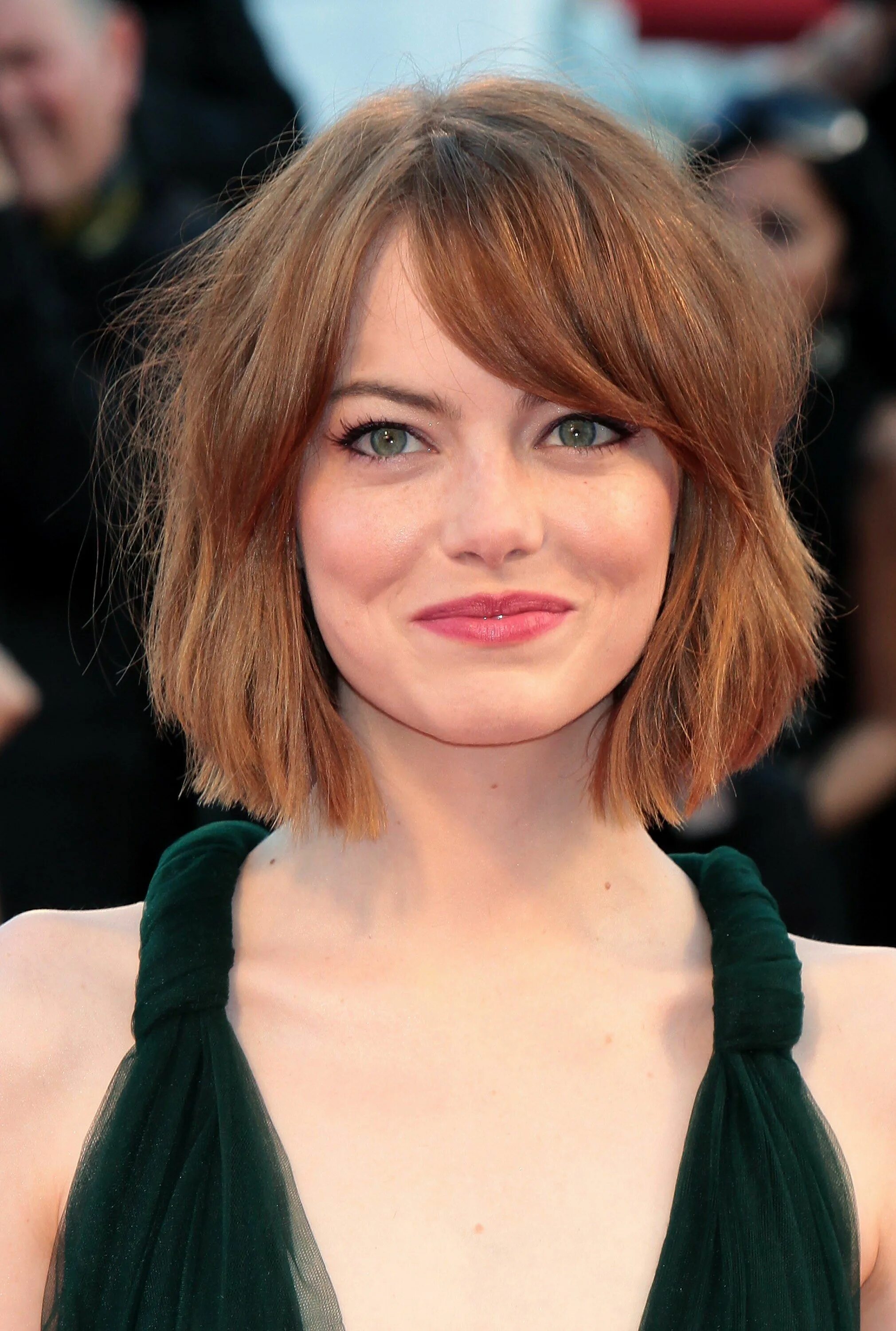 Модные стрижки челок 2023. Emma Stone 2023.