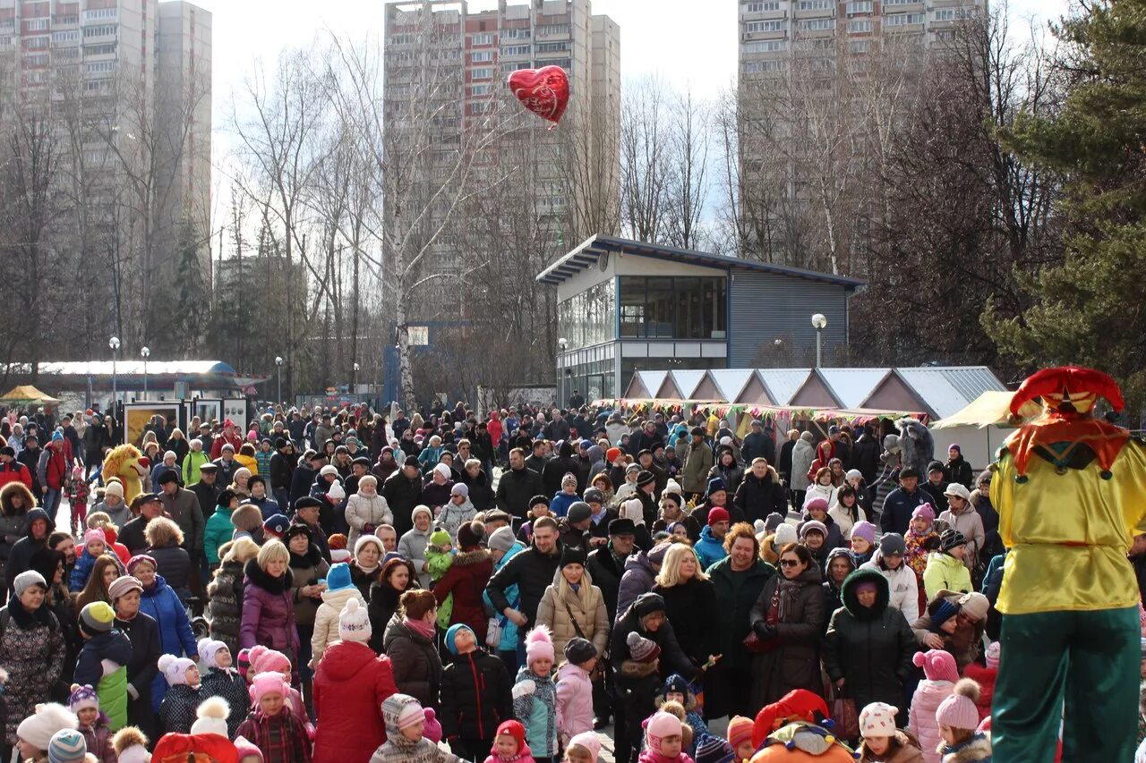 Масленица в северном тушино 2024. Парк Северное Тушино Масленица. Гуляния в парке Северное Тушино. Муниципалитет Северное Тушино. Северное Тушино празднование Масленицы.