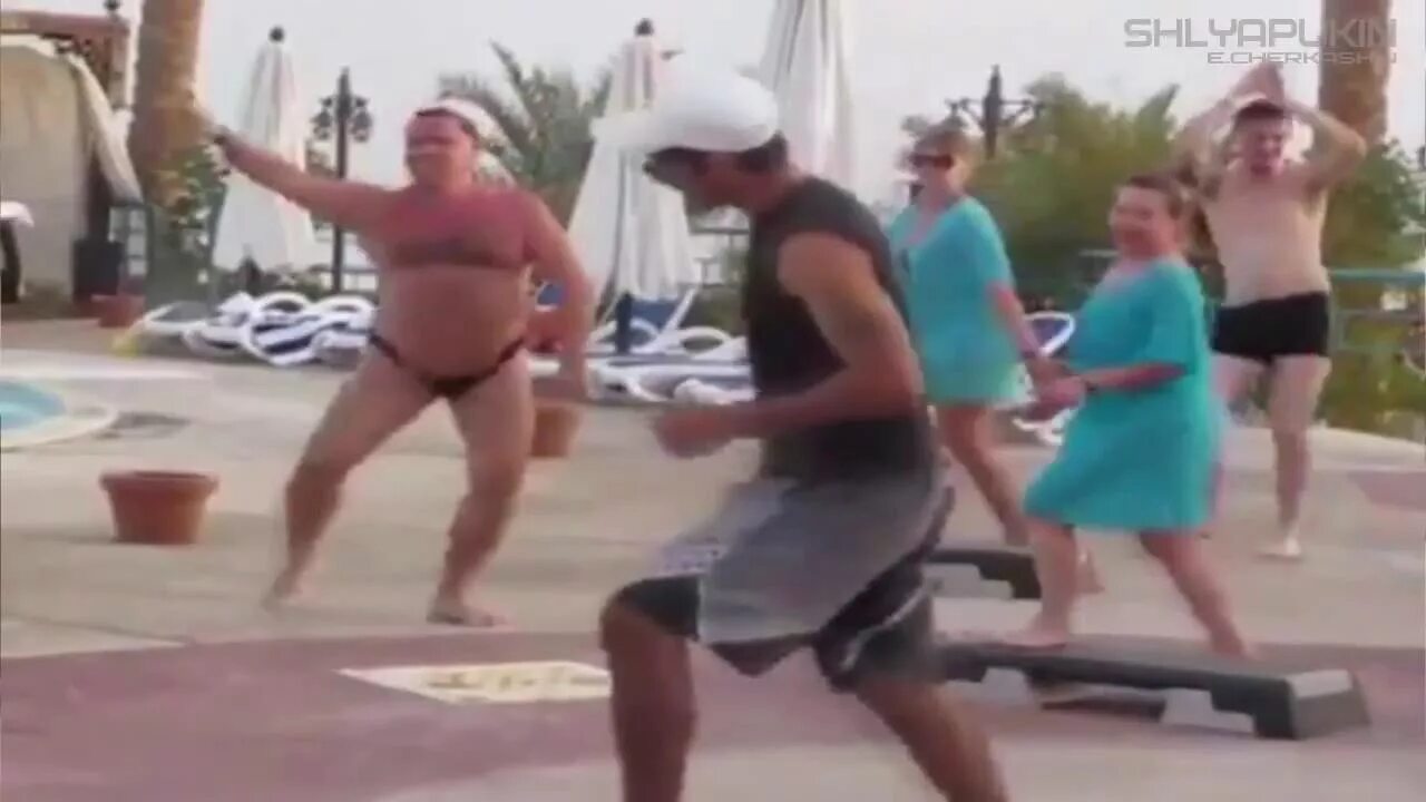 Где мужчина танцует. Мужчина танцует на пляже. Мужик танцует в Турции. Толстый мужик пляшет. Жирный мужик танцует.