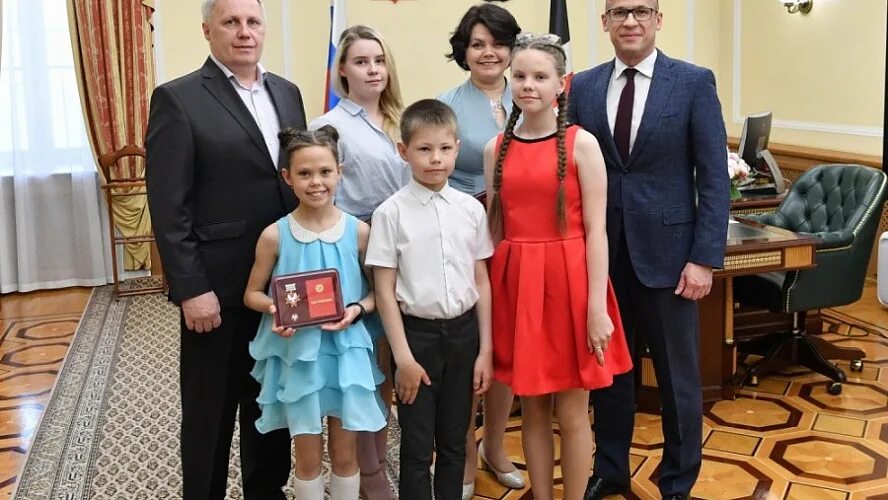 Год семьи удмуртии 2010. Семья бречалова фото. Удмуртия год семьи. Положение к фестивалю национальностей. Орден удмуртии родительская слава.