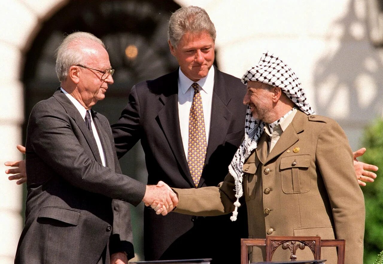 Соглашение 1993. Ицхак Рабин Билл Клинтон и Ясир Арафат. Ицхак Рабин, Билл Клинтон и Ясир Арафат, 13 сентября 1993 года. Ицхак Рабин и Ясир Арафат. Ясир Арафат Нобелевская премия.