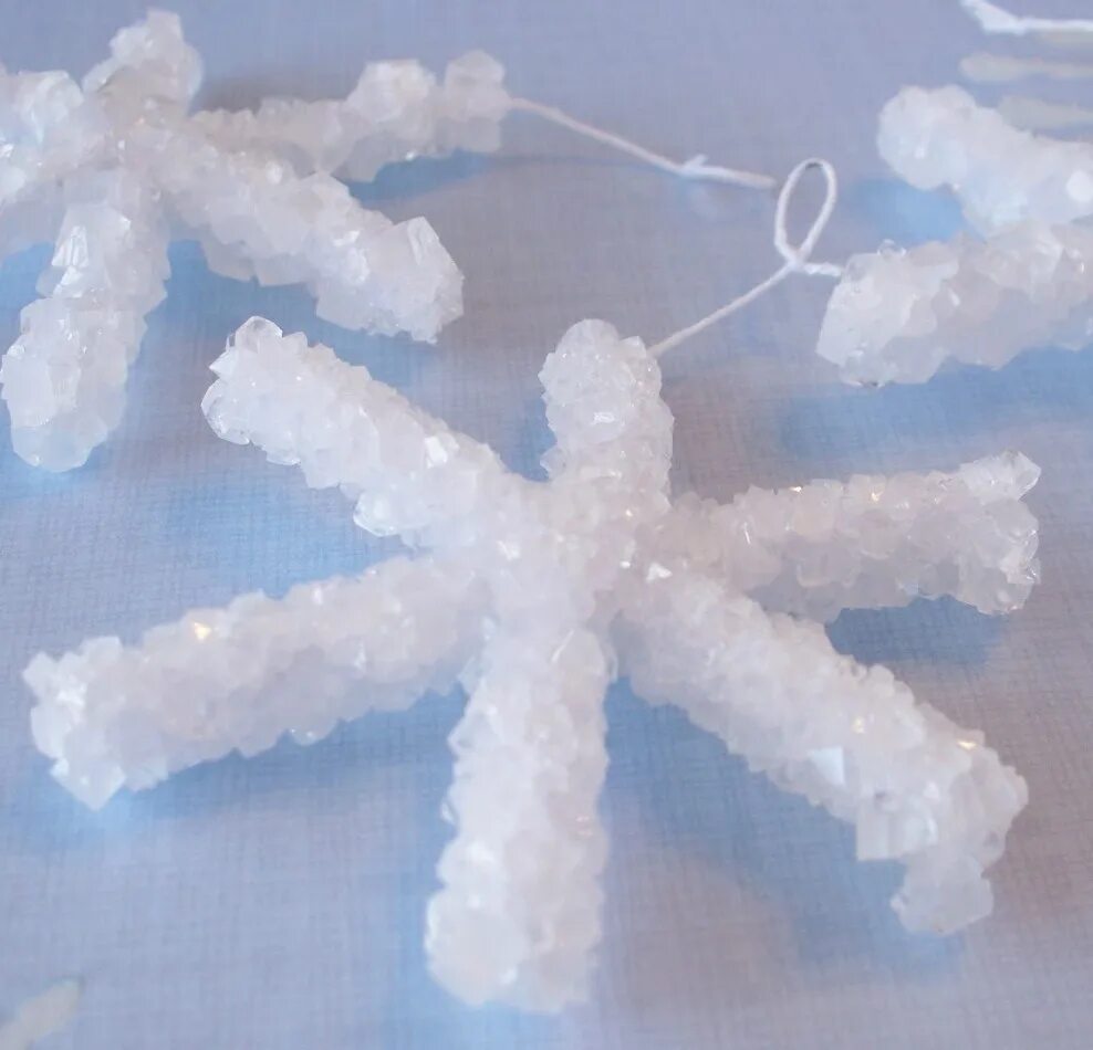 снежинка из соли и клея. вырастить кристалл из соли. поделки из соли. снежинка из кристаллов соли. выращиваем снежинку из кристаллов соли.