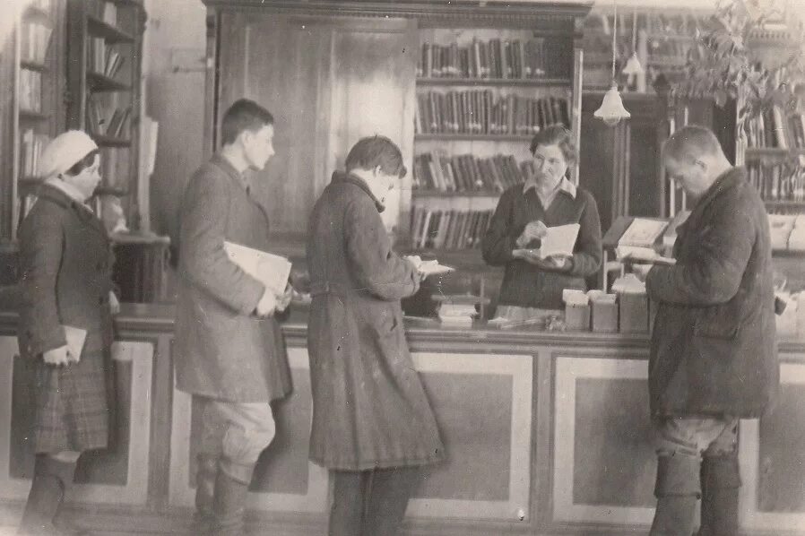 ленинградская библиотека в годы войны. библиотекари в годы великой отечественной войны. метро курская в годы великой отечественной войны. библиотека в годы великой отечественной. библиотекари во время великой отечественной войны.