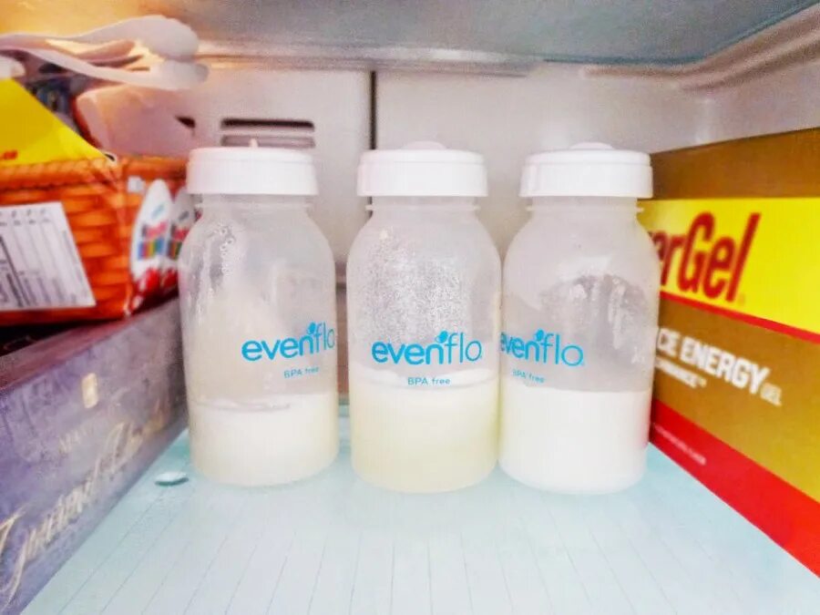 Хранение грудного молока. Грудное молоко в холодильнике. Хранения грудного молока в бутылочках для кормления. Грудное молоко хранение в холодильнике.