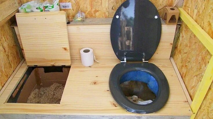 Утепленный уличный туалет. Дачный туалет обшитый осб. Каркас уличного туалета. Современный дачный туалет. Креативный уличный туалет.