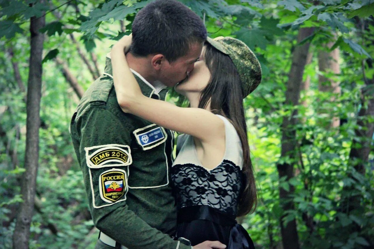 Девушка солдат. Жена военного. Парень и девушка в военной форме. Солдат обнимает девушку.
