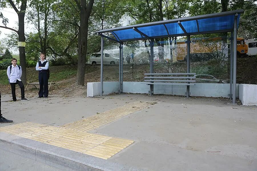 Остановка 18 школа. Автобусная остановка для инвалидов. Плитка для остановок. Тактильная плитка на остановках. Тактильная плитка на автобусных остановках.