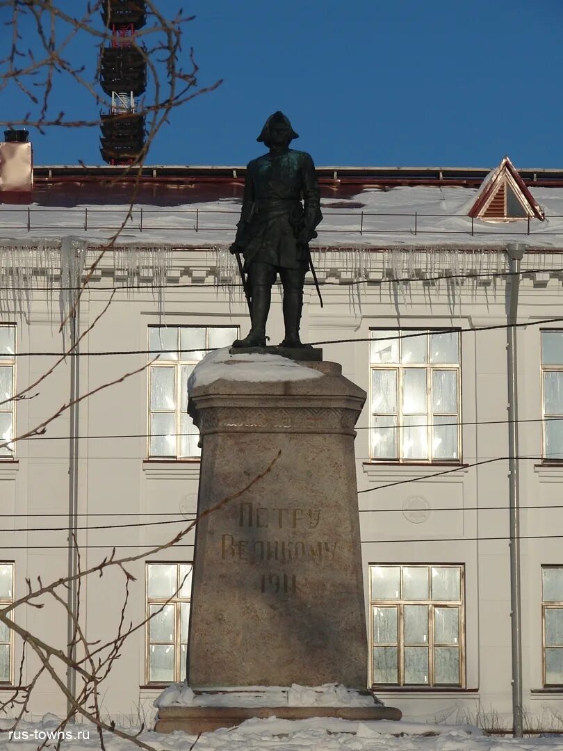 Почему памятник петру 1 стоит в архангельске. Памятник Петру великому в Архангельске. Памятник Петру первому в Архангельске. Памятник императору Петру великому в Архангельске. Памятник Петру 1 1 в Архангельске.