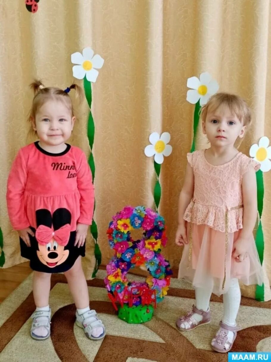 Фотоотчет март. Утренник 8 марта цветы для мамы. мама на утреннике цветы. фотоотчет весеннего утренника. инсценировки к 8 марту для детей.