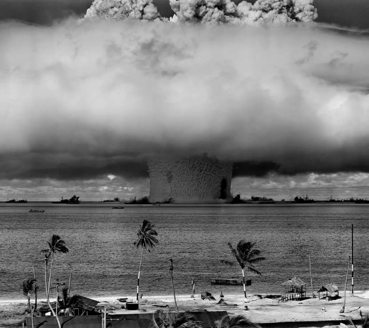 Территория ядерного взрыва. Атолл бикини 1945. Ядерный взрыв Атолл бикини. Атолл бикини ядерные испытания.