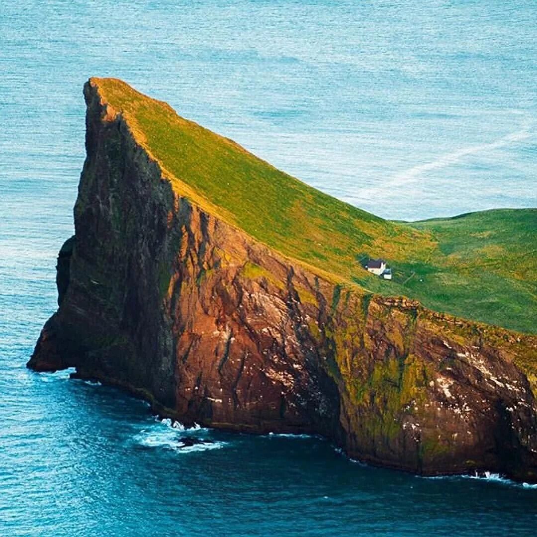 Remote island. Остров Эллидаэй Исландия. Остров Эдлидаэй в Исландии. Дом на острове Эллидаэй Исландия. Дом Бьорк в Исландии на острове.
