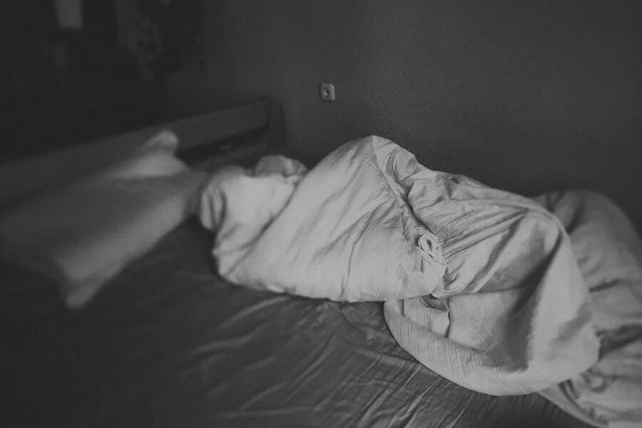 Девушка в постели спит. Под одеялом ночью. Девушка проснулась. Одеяло эстетика. Человек под одеялом.