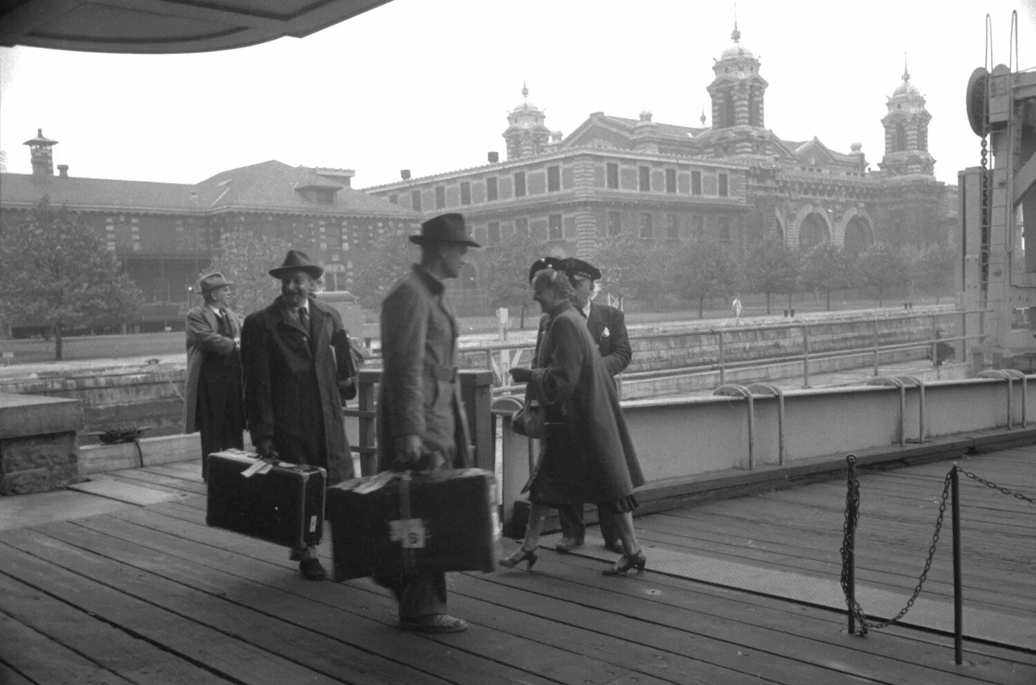 Ellis island. Эллис Айленд. Ellis Island New York. Эмигранты в Нью Йорке старые фото. 1950 Год иммигранты в Швеции.