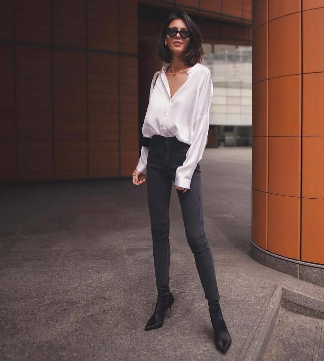 Джули Саринана стиль 2020. Джинсы с черной блузкой. Черная блузка с джинсами. Образы с белой рубашкой. Черные джинсы с белой рубашкой