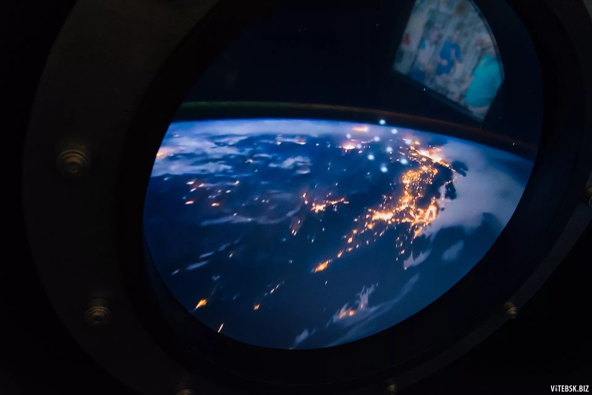 Земля в иллюминаторе картинки. Иллюминатор космического корабля МКС. Вид из иллюминатора в космосе. Вид из иллюминатора на землю. Вид из иллюминатора космического корабля в космосе.